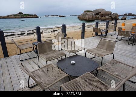 Restaurant im Freien am Strand in der Bretagne, Frankreich an einem stürmischen Tag Stockfoto
