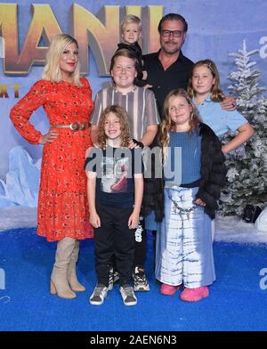 Dezember 9, 2019, Hollywood, Kalifornien, USA: Tori Spelling, Liam McDermott, Beau McDermott, Dean Mcdermott, Finn McDermott, Stella McDermott und Hattie McDermott kommt für die Premiere des Films â € "Jumanji: Die nächste Stufe €™ an der chinesischen Theater. (Bild: © Lisa O'Connor/ZUMA Draht) Stockfoto