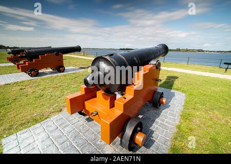 Artillerie mit Blick auf den Strand und die Küste von der historischen Stadt Veere, Provinz Zeeland, Holland, Westeuropa. Stockfoto