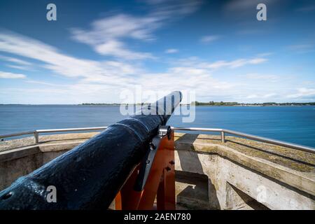 Artillerie mit Blick auf den Strand und die Küste von der historischen Stadt Veere, Provinz Zeeland, Holland, Westeuropa. Stockfoto