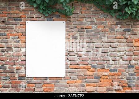 Leere Poster zu Brick Wall mit Kopie Raum angebracht neben. Leeres Papier für Drucken Präsentation mockup Stockfoto