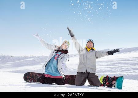 Glückliches junges paar Skifahren im Skigebiet Stockfoto