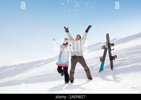 Glückliches junges paar Skifahren im Skigebiet Stockfoto