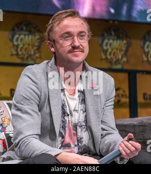 DORTMUND, Deutschland - 7. Dezember 2019: Tom Felton (* 1987, englischer Schauspieler und Sänger - Harry Potter als Draco Malfoy, der Blitz, Herkunft,) spricht über seine Erfahrungen in der Filmindustrie an deutschen Comic Con Dortmund Stockfoto