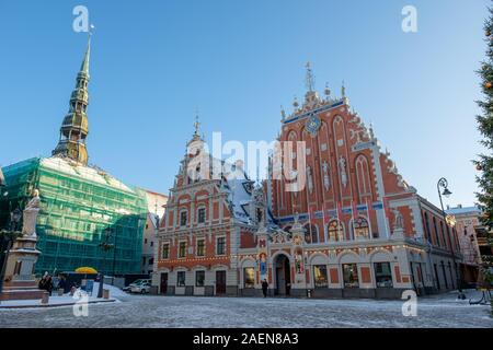 Riga/Lettland - 03. Dezember 2019: Haus der Mitesser am Rathausplatz in Riga, Lettland. Winter sonniger Tag, Weihnachten, Feiertage. Stockfoto