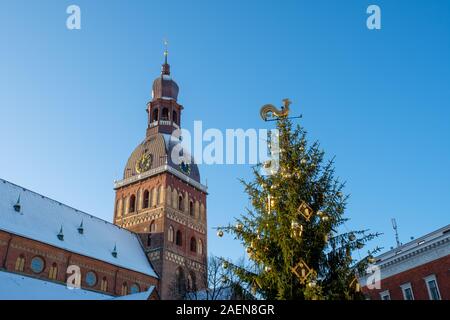 Rigaer Dom am alten Stadtplatz in Riga, Lettland. Nahaufnahme auf Turm und Weihnachtsbaum. Sonnigen Wintertag Stockfoto