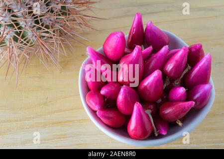 Pitiguey Obst in weißer Schale auf Holztisch mit Kaktus Stockfoto