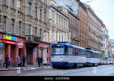 Riga/Lettland - 02. Dezember 2019: Straßenbahn in der Altstadt von Riga. Der öffentliche Verkehr in Riga, Lettland. Stockfoto