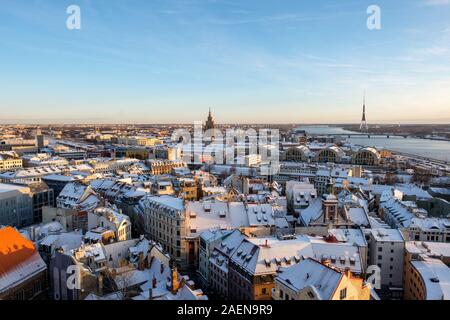 Riga/Lettland - 01. Dezember 2019: Panoramablick auf die Altstadt von Riga, Lettland im Winter Tag. Luftaufnahme von St. Peter's Cathedral auf Riga Markt Stockfoto