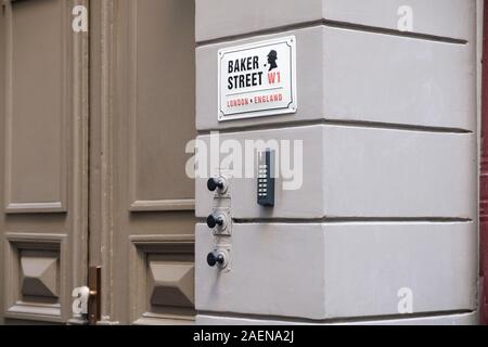Riga/Lettland - 01. Dezember 2019: Baker Street 221 b Fassade in Riga, Lettland. Sherlock Holmes house Konzept. Stockfoto