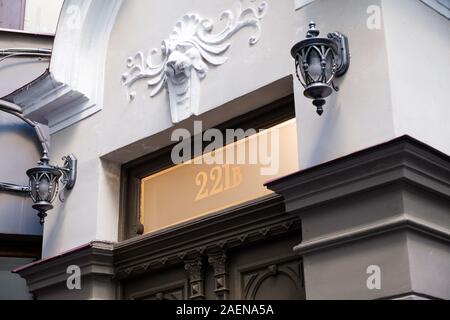 Riga/Lettland - 01. Dezember 2019: Baker Street 221 b Fassade in Riga, Lettland. Sherlock Holmes house Konzept. Stockfoto