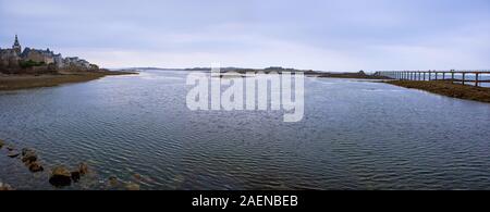 Roscoff, Bretagne, mit Blick auf das Meer und die Brücke, Insel im Hintergrund, Abendstimmung, bewölkte Himmel Stockfoto