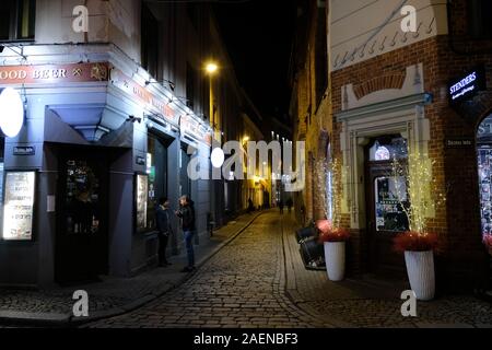 Riga/Lettland - 30. November 2019: die engen Gassen der Altstadt von Riga in der Nacht. Stockfoto