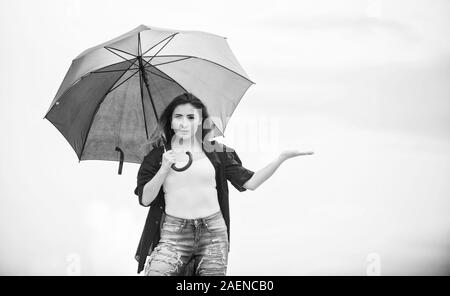 Echte Entspannung. hübsche Frau mit bunten Regenschirm. unbeschwerte Zeit verbringen. Herbst Mode. Regenbogen Regenschirm Schutz. regnerisches Wetter. Fallen positive Stimmung. Herbst Wettervorhersage. Stockfoto