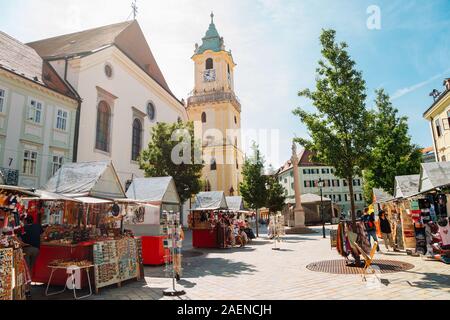Bratislava, Slowakei - 24. Juni 2019: Altstadt Franziskaner Platz (Frantiskanske namestie) Souvenir shop Street Stockfoto