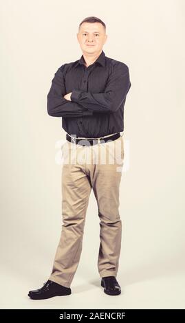 Geschäftsmann. Büroalltag. Multimillionär. Chef Mitarbeiter. formellen Partei treffen. Geschäftsinhaber. Zuversichtlich Mann. Das moderne Leben. Mann mit Business Look. Multimillionär Konzept. happy Multimillionär Stockfoto