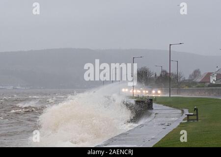 Helensburgh, Schottland, UK. 10 Dez, 2019. Starke Winde Hit der Westküste während der morgendlichen Fahrt zum Arbeitsplatz, Helensburgh Promenade ist durch Winde am 10. Dezember 2019 zerschlagen. Credit: Antonio Brecht Grist/Alamy leben Nachrichten Stockfoto