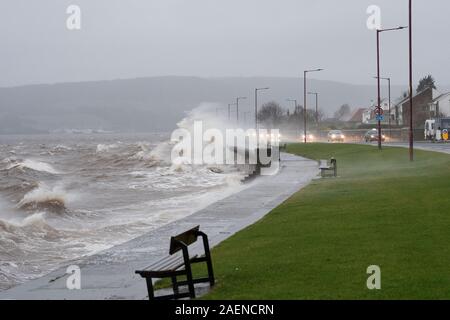 Helensburgh, Schottland, UK. 10 Dez, 2019. Starke Winde Hit der Westküste während der morgendlichen Fahrt zum Arbeitsplatz, Helensburgh Promenade ist durch Winde am 10. Dezember 2019 zerschlagen. Credit: Antonio Brecht Grist/Alamy leben Nachrichten Stockfoto