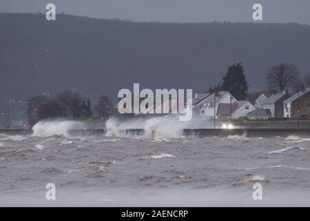 Helensburgh, Schottland, UK. 10 Dez, 2019. Starke Winde Hit der Westküste während der morgendlichen Fahrt zum Arbeitsplatz, Helensburgh Promenade ist durch Winde am 10. Dezember 2019 zerschlagen. Credit: Antonio Brecht Grist/Alamy leben Nachrichten Stockfoto