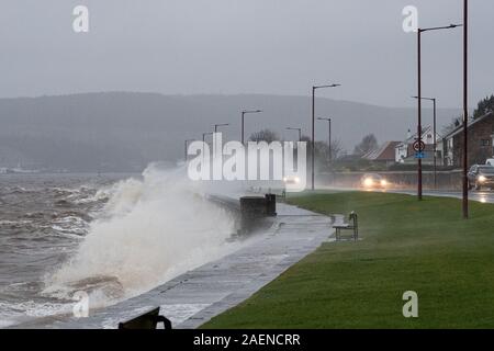 Helensburgh, Schottland, UK. 10 Dez, 2019. Starke Winde Hit der Westküste während der morgendlichen Fahrt zum Arbeitsplatz, Helensburgh Promenade ist durch Winde am 10. Dezember 2019 zerschlagen. Credit: Antonio Brecht Grist/Alamy leben Nachrichten Stockfoto