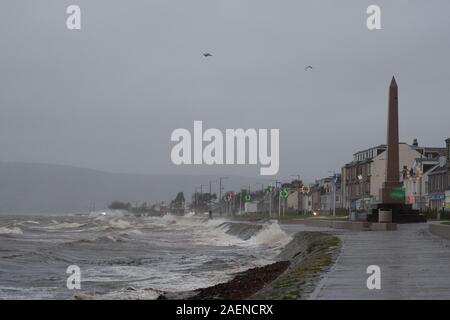 Helensburgh, Schottland, UK. 10 Dez, 2019. Starke Winde Hit der Westküste während der morgendlichen Fahrt zum Arbeitsplatz, Helensburgh Promenade ist durch Winde am 10. Dezember 2019 zerschlagen. Credit: Antonio Brecht Grist/Alamy leben Nachrichten Stockfoto