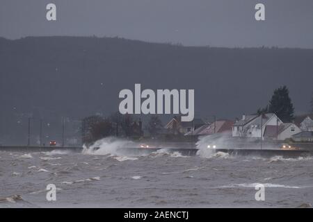 Helensburgh, Schottland, UK. 10 Dez, 2019. Starke Winde Hit der Westküste während der morgendlichen Fahrt zum Arbeitsplatz, Helensburgh Promenade ist durch Winde am 10. Dezember 2019 zerschlagen. Credit: Antonio Brecht Grist/Alamy leben Nachrichten Stockfoto