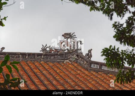 Traditionelle Dekorationen auf Indochina Dach des Tempels in Imperial City (lila Stadt verboten) in Hue, Vietnam Stockfoto