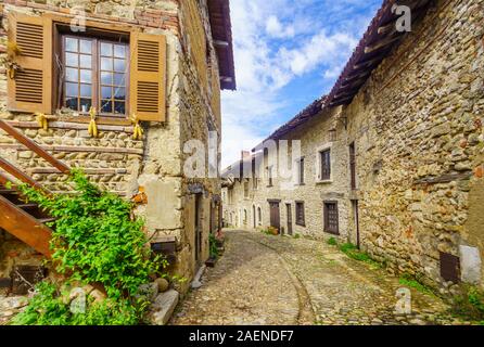 Blick auf eine Gasse in der mittelalterlichen Dorfes Perouges, Ain, Frankreich Stockfoto