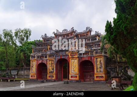 Cua Tho Chi Tor in Lila der Verbotenen Stadt (Imperial City) in Hue, Vietnam Stockfoto