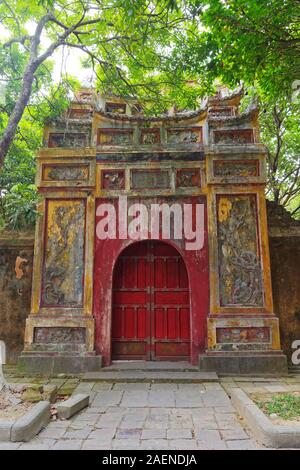 Bunte geschlossen Tor zum inneren Bereich der Lila Verbotene Stadt eingerichtet (Kaiserliche Zitadelle) in Hue, Vietnam Stockfoto