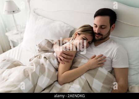 Junge attraktive Paar romantische Zeit im Bett Stockfoto