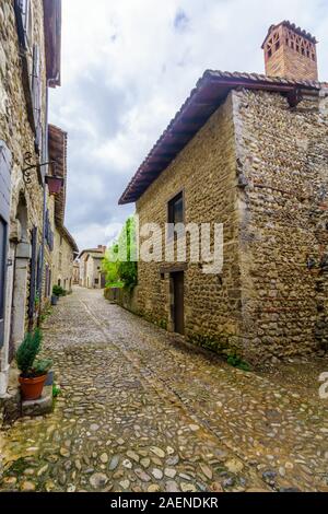 Blick auf eine Gasse in der mittelalterlichen Dorfes Perouges, Ain, Frankreich Stockfoto