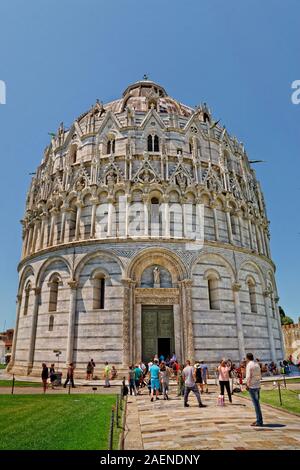 Die Pisa Baptisterium von St. John in der Nähe der Kathedrale von Pisa, Toskana, Italien. Stockfoto