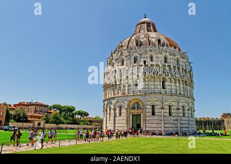 Die Pisa Baptisterium von St. John in der Nähe der Kathedrale von Pisa, Toskana, Italien. Stockfoto