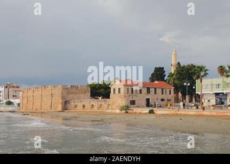 Mittelalterliche Burg - Schloss am Meer. Larnaca, Zypern Stockfoto