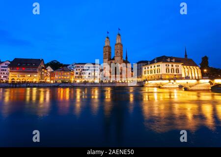 Grossmünster Kirche in der Nähe der Limmat im Zentrum der Stadt Zürich in der Schweiz Stockfoto