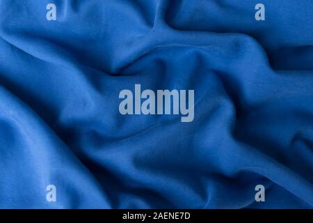 Blauen Stoff Textur Hintergrund. Textil Tuch im Trend Classic blau Farbe des Jahres 2020 gefärbt. Classic BLAU PANTONE-Farbe. Flache Tiefenschärfe Stockfoto