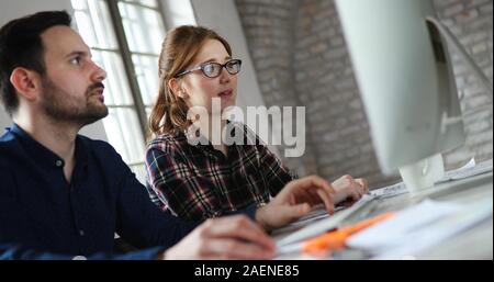 Porträt der jungen Designer Arbeiten am Computer Stockfoto