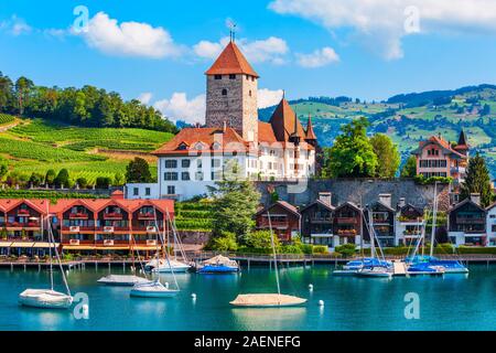 Spiez Burg oder Schloss Spiez und der Schlosskirche in der Nähe des Thuner See in Spiez Stadt Bern Kanton der Schweiz Stockfoto