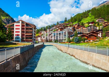 Traditionelle Häuser in der Nähe des Matter Vispa Fluss im Zentrum von Zermatt im Kanton Wallis in der Schweiz Stockfoto