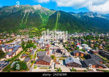 Chamonix Antenne Panoramablick. Chamonix Mont Blanc ist eine Gemeinde und Stadt im Südosten von Frankreich Stockfoto