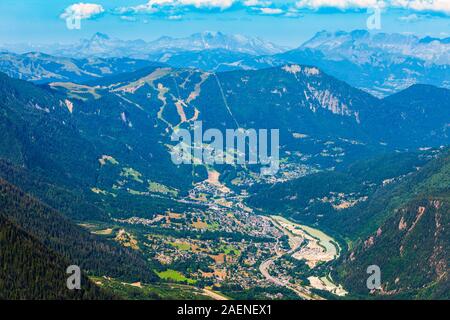 Chamonix Antenne Panoramablick. Chamonix Mont Blanc ist eine Gemeinde und Stadt im Südosten von Frankreich Stockfoto