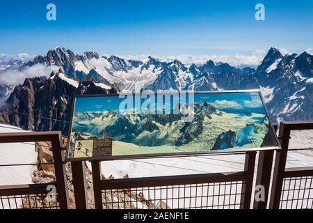 Aiguille du Midi ist ein 3842 m Berg- und Aussichtspunkt Plattform in das Mont Blanc Massiv in den Französischen Alpen in der Nähe von Chamonix Stadt in Frankreich Stockfoto
