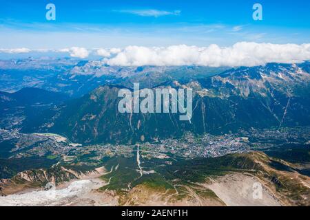 Chamonix Antenne Panoramablick. Chamonix Mont Blanc ist eine Gemeinde und Stadt im Südosten von Frankreich Stockfoto