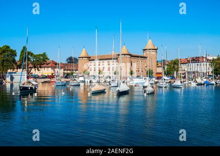 Mittelalterliche Burg in Morges. Morges ist eine Stadt am Ufer des Genfer Sees im Kanton Waadt in der Schweiz Stockfoto