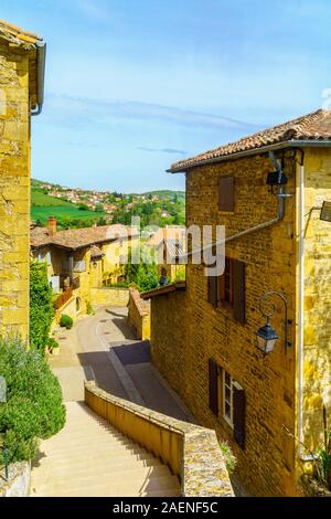 Straße im mittelalterlichen Dorf Oingt, im Beaujolais, Rhône, Frankreich Stockfoto