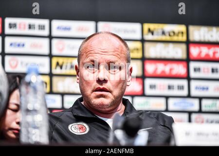 Head Coach der Hong Kong Nationalmannschaft Mixu Paatelainen zeigt oben an der Pressekonferenz vor der EAFF E-1 Fußball-Europameisterschaft, auch als Eaff East Asian Cup, der im Dezember vom 10. bis 18, Busan, Südkorea, 9. Dezember 2019 bekannt. Stockfoto