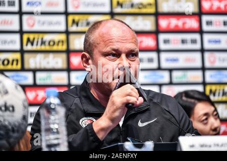 Head Coach der Hong Kong Nationalmannschaft Mixu Paatelainen zeigt oben an der Pressekonferenz vor der EAFF E-1 Fußball-Europameisterschaft, auch als Eaff East Asian Cup, der im Dezember vom 10. bis 18, Busan, Südkorea, 9. Dezember 2019 bekannt. Stockfoto