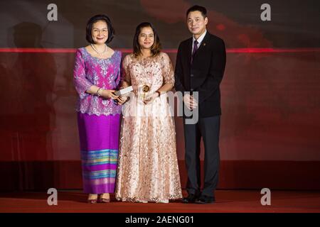 Indonesische Badmintonspieler Leani Oktila Ratri, Mitte, ist mit der weiblichen gelähmt ist Spieler des Jahres Auszeichnung bei den jährlichen Spieler "Gala geehrt vor der HSBC BWF World Tour Finale in Guangzhou City, die südchinesische Provinz Guangdong, 9. Dezember 2019. Stockfoto