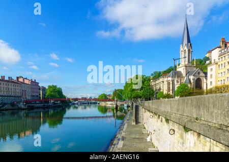Die Saone Fluss und Saint-Gorges Kirche und die Brücke in der Altstadt von Lyon, Frankreich Stockfoto